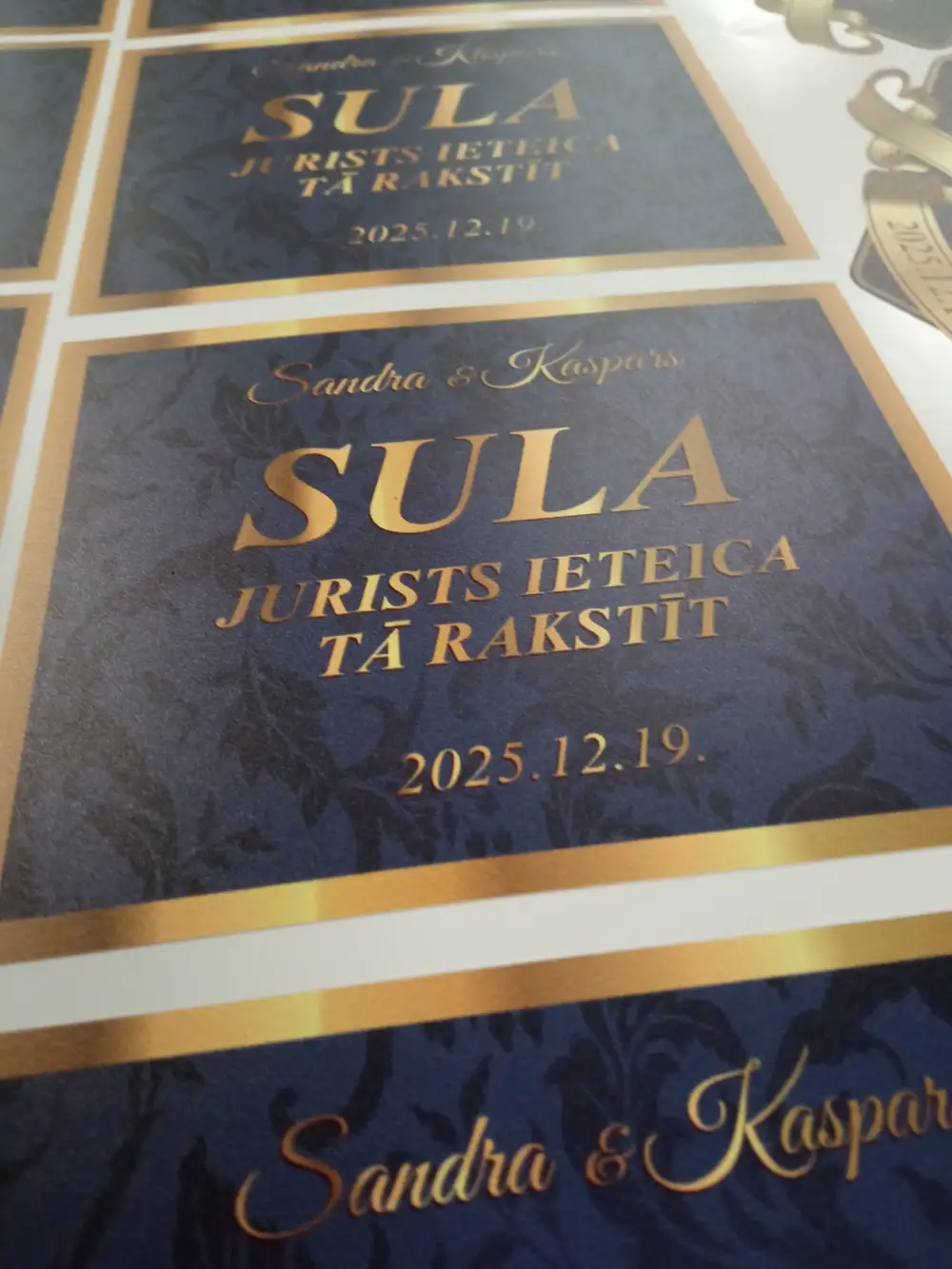 Dark blue labels with the gold text "Sula, jurists ieteica tā rakstīt"