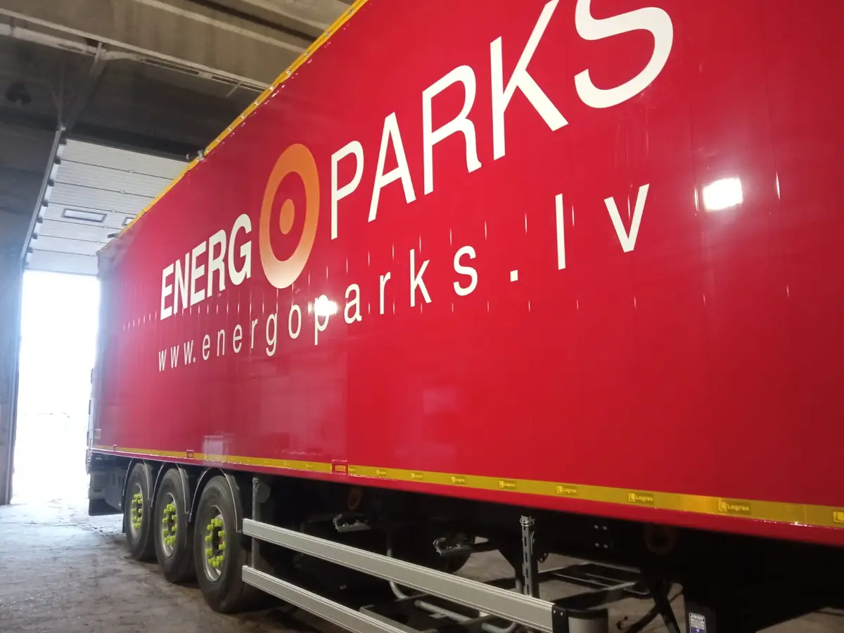 Красный полуприцеп с логотипом Energoparks и адресом